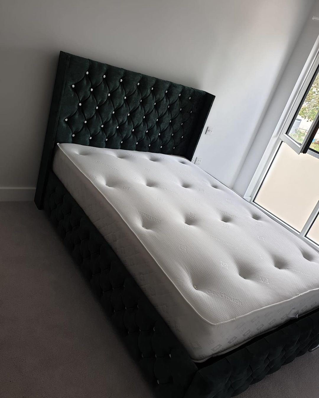 The Famous Chester Upholstered Bed/Storage Bed Britainsleep